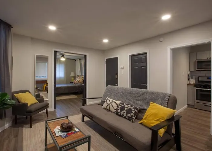 Beautiful One Bedroom Oasis Apartment *