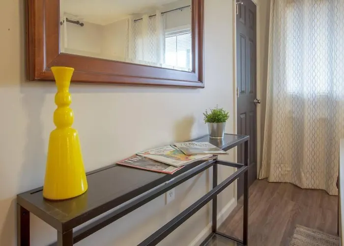 Beautiful One Bedroom Oasis Apartment